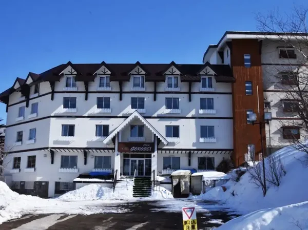 夜発バス/東京・横浜・お台場発 木戸池温泉ホテル 横手山・渋峠エリア 志賀高原 選べるリフト券|館内温泉は源泉かけ流し24時間入浴OK!夕食鍋料理は多彩なメニューをご用意1